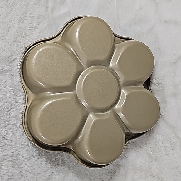 Crofton Flower Cake Pan - Picture 3 of 4